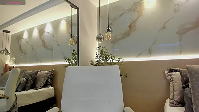 Snapshot of LeaThompson chatting on February 24, 2025, 4:49 am LeaThompson online show from February 24, 2025, 4:49 am