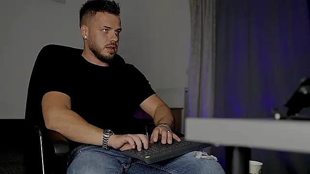 Snapshot of juliusmasters chatting on October 12, 2025, 5:36 pm juliusmasters online show from October 12, 2025, 5:36 pm