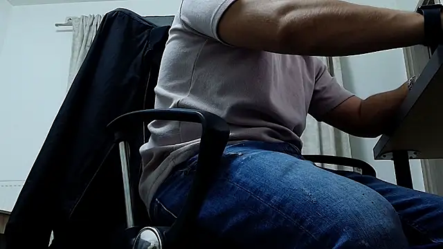 Snapshot of juliusmasters chatting on October 3, 2025, 7:37 pm juliusmasters online show from October 3, 2025, 7:37 pm