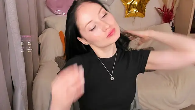 LisaMooore online show from October 18, 2025, 3:47 pm