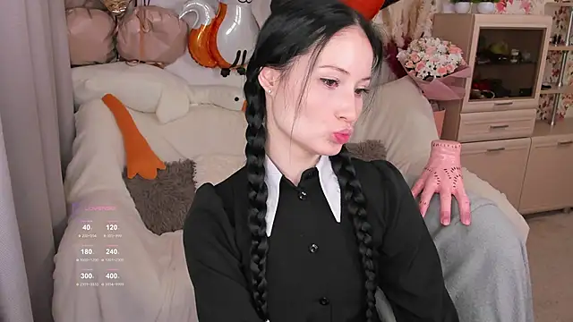 LisaMooore online show from December 3, 2025, 7:08 am