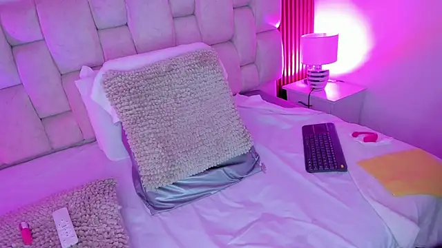 Snapshot of SophiaWylde chatting on October 28, 2025, 5:18 am SophiaWylde online show from October 28, 2025, 5:18 am