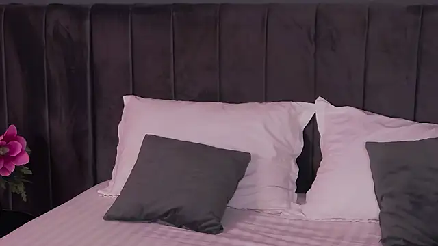 Emmelyn online show from April 15, 2026, 4:40 am