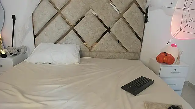 Snapshot of queenie_star chatting on October 22, 2025, 10:52 pm queenie star online show from October 22, 2025, 10:52 pm