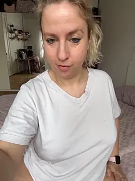 MariaValentine online show from February 3, 2026, 8:41 am