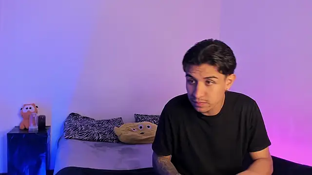 Snapshot of BradLovEmma_ chatting on January 13, 2025, 4:28 am BradLovEmma online show from January 13, 2025, 4:28 am