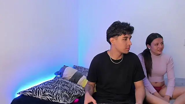 Snapshot of BradLovEmma_ chatting on February 1, 2025, 4:03 am BradLovEmma online show from February 1, 2025, 4:03 am