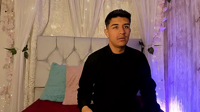 Snapshot of BradLovEmma_ chatting on November 5, 2025, 11:24 am BradLovEmma online show from November 5, 2025, 11:24 am