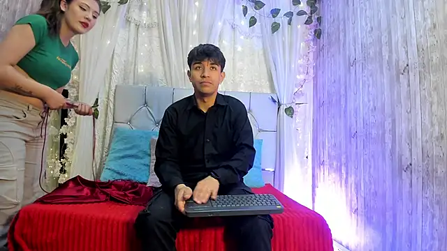 Snapshot of BradLovEmma_ chatting on October 28, 2025, 1:32 pm BradLovEmma online show from October 28, 2025, 1:32 pm