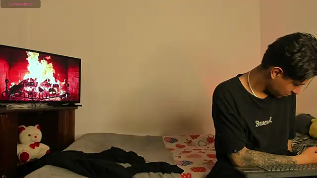 Snapshot of BradLovEmma_ chatting on September 27, 2025, 5:46 am BradLovEmma online show from September 27, 2025, 5:46 am