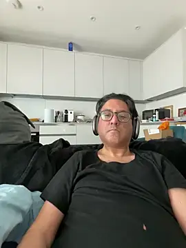 Snapshot of Robin007 chatting on March 12, 2025, 11:21 am Robin007 online show from March 12, 2025, 11:21 am