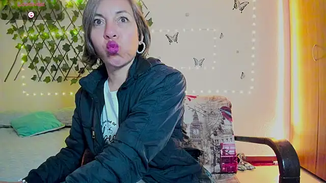 Snapshot of Lady_breaks_hearts chatting on September 24, 2025, 10:44 am Lady breaks hearts online show from September 24, 2025, 10:44 am