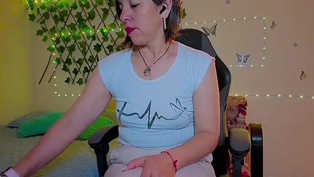 Snapshot of Lady_breaks_hearts chatting on October 15, 2025, 10:45 am Lady breaks hearts online show from October 15, 2025, 10:45 am