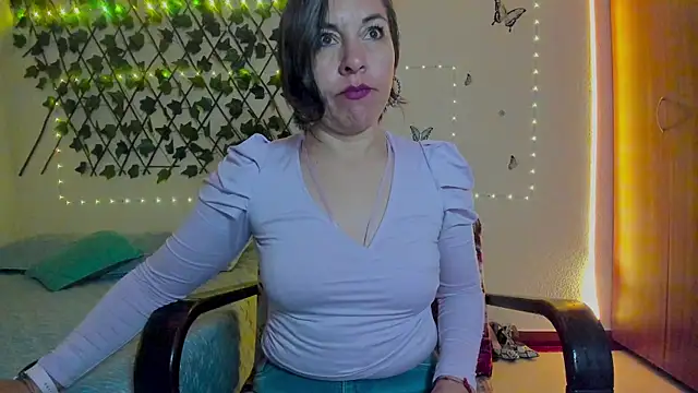 Snapshot of Lady_breaks_hearts chatting on September 25, 2025, 10:32 am Lady breaks hearts online show from September 25, 2025, 10:32 am