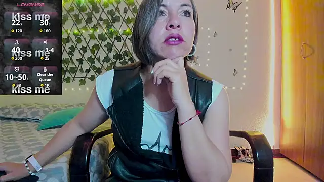 Snapshot of Lady_breaks_hearts chatting on September 18, 2025, 10:40 am Lady breaks hearts online show from September 18, 2025, 10:40 am