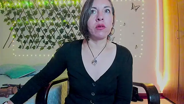 Snapshot of Lady_breaks_hearts chatting on September 30, 2025, 10:32 am Lady breaks hearts online show from September 30, 2025, 10:32 am