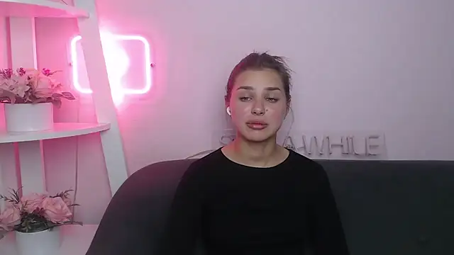 Snapshot of MilanaAngelAs chatting on October 18, 2025, 4:53 pm MilanaAngelAs online show from October 18, 2025, 4:53 pm