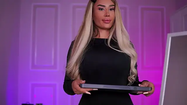 EvaZane online show from October 28, 2025, 10:09 pm