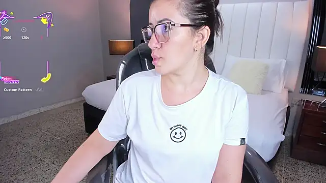 Snapshot of vanity_sex chatting on October 17, 2025, 11:34 am vanity sex online show from October 17, 2025, 11:34 am