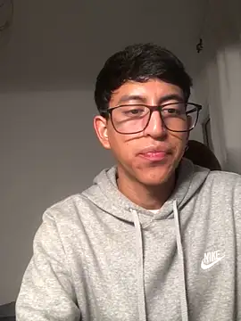 modelo180 online show from September 10, 2025, 10:31 pm