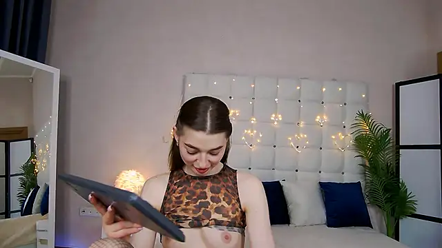 NicoleRosss online show from February 13, 2025, 6:26 pm