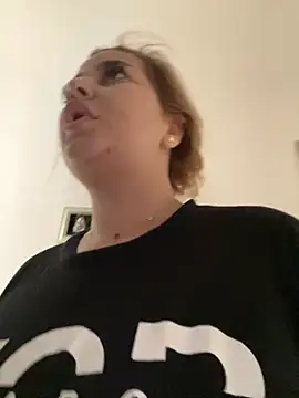 Snapshot of AllysonK chatting on September 28, 2025, 11:17 am AllysonK online show from September 28, 2025, 11:17 am