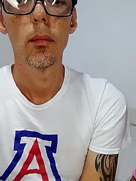 Snapshot of KarameloVzla chatting on October 10, 2025, 2:12 am KarameloVzla online show from October 10, 2025, 2:12 am