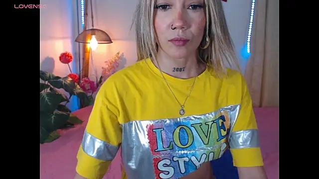 Snapshot of Veronicaa_2 chatting on November 26, 2025, 10:21 pm Veronicaa 2 online show from November 26, 2025, 10:21 pm