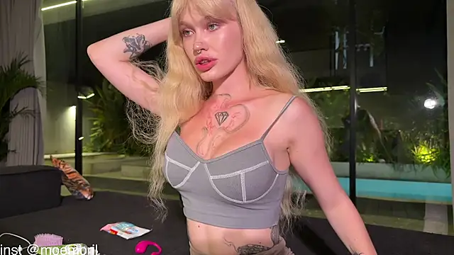 Snapshot of Golden_Aline chatting on February 3, 2026, 2:11 pm Golden Aline online show from February 3, 2026, 2:11 pm