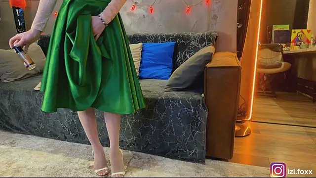 Snapshot of izi-fox chatting on November 1, 2025, 4:23 pm izi-fox online show from November 1, 2025, 4:23 pm