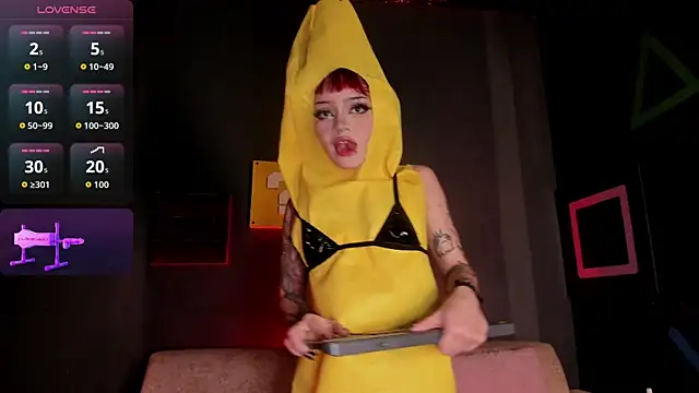 Snapshot of Elettra_Rou chatting on November 8, 2025, 1:31 am Elettra Rou online show from November 8, 2025, 1:31 am