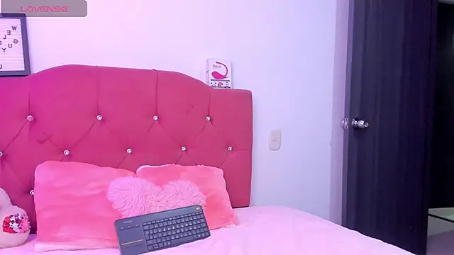 LucianaTomson online show from November 22, 2025, 9:02 pm