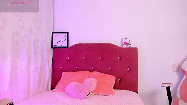 Snapshot of LucianaTomson chatting on September 21, 2025, 10:42 am LucianaTomson online show from September 21, 2025, 10:42 am