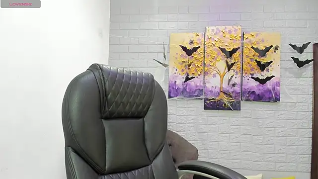  alaiasmile  online show from October 31, 2025, 4:14 pm