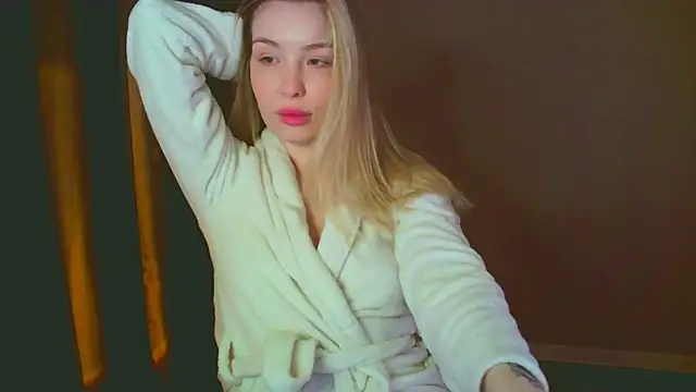 Snapshot of mia_raspberrie chatting on December 8, 2024, 8:15 pm mia raspberrie online show from December 8, 2024, 8:15 pm