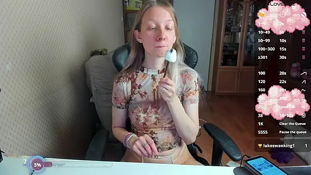 Snapshot of cutieMila chatting on October 17, 2025, 5:15 pm cutieMila online show from October 17, 2025, 5:15 pm