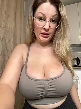 Teya moon  online show from December 19, 2025, 5:15 pm