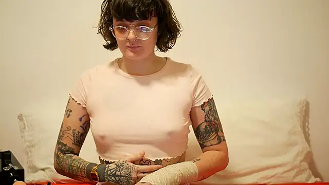 lucyxxxbot online show from September 17, 2025, 12:23 am
