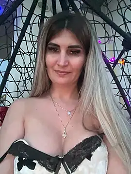 EvelynFrances online show from March 12, 2025, 4:35 pm