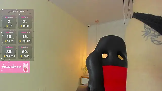 Snapshot of LARSONMIA chatting on October 8, 2025, 12:28 pm LARSONMIA online show from October 8, 2025, 12:28 pm