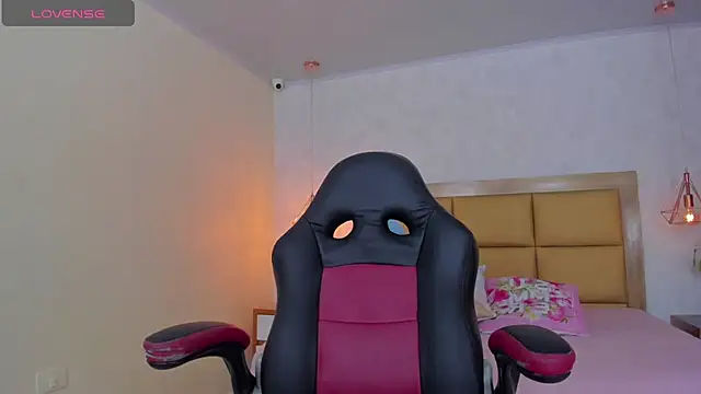 Snapshot of LARSONMIA chatting on March 11, 2025, 12:28 pm LARSONMIA online show from March 11, 2025, 12:28 pm