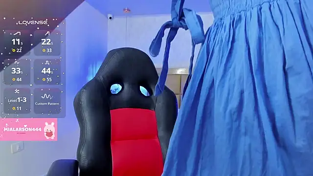 Snapshot of LARSONMIA chatting on October 3, 2025, 12:17 pm LARSONMIA online show from October 3, 2025, 12:17 pm