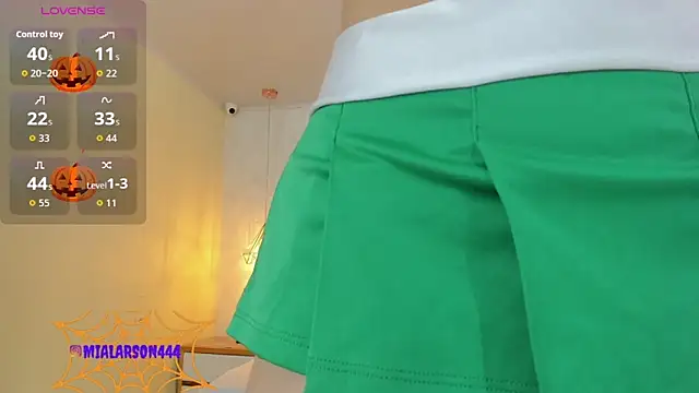 Snapshot of LARSONMIA chatting on October 24, 2025, 12:26 pm LARSONMIA online show from October 24, 2025, 12:26 pm