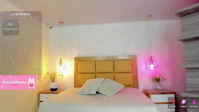 Snapshot of LARSONMIA chatting on September 30, 2025, 12:22 pm LARSONMIA online show from September 30, 2025, 12:22 pm