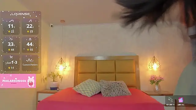 Snapshot of LARSONMIA chatting on October 9, 2025, 12:17 pm LARSONMIA online show from October 9, 2025, 12:17 pm