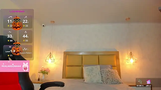 Snapshot of LARSONMIA chatting on October 15, 2025, 12:24 pm LARSONMIA online show from October 15, 2025, 12:24 pm