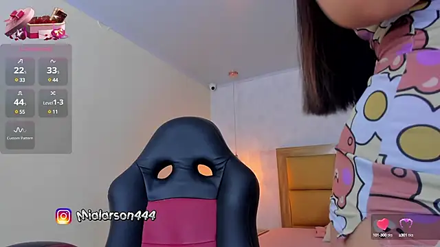 Snapshot of LARSONMIA chatting on February 22, 2025, 12:08 pm LARSONMIA online show from February 22, 2025, 12:08 pm