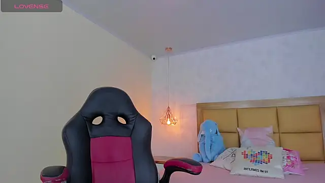 Snapshot of LARSONMIA chatting on March 10, 2025, 12:17 pm LARSONMIA online show from March 10, 2025, 12:17 pm