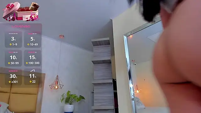 Snapshot of LARSONMIA chatting on February 28, 2025, 12:42 pm LARSONMIA online show from February 28, 2025, 12:42 pm