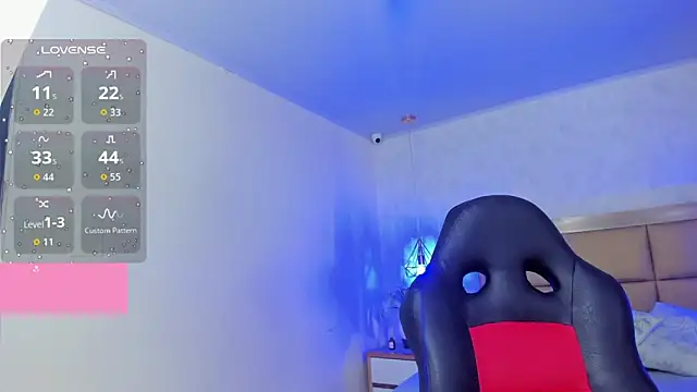 Snapshot of LARSONMIA chatting on October 7, 2025, 12:17 pm LARSONMIA online show from October 7, 2025, 12:17 pm